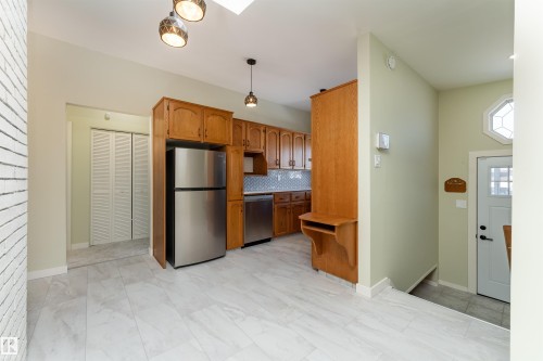 9523 134 Avenue, Edmonton, AB - Indoor Photo Showing Kitchen