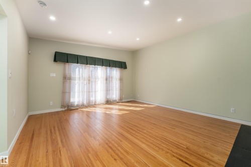 9523 134 Avenue, Edmonton, AB - Indoor Photo Showing Other Room