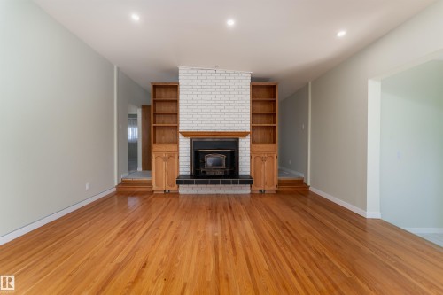 9523 134 Avenue, Edmonton, AB - Indoor Photo Showing Living Room With Fireplace