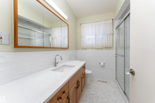 9523 134 Avenue, Edmonton, AB - Indoor Photo Showing Bathroom