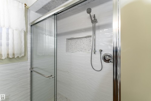 9523 134 Avenue, Edmonton, AB - Indoor Photo Showing Bathroom