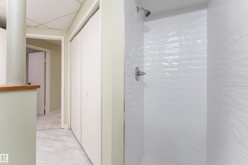 9523 134 Avenue, Edmonton, AB - Indoor Photo Showing Bathroom