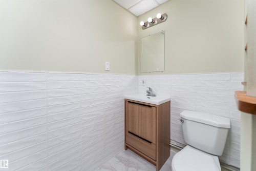 9523 134 Avenue, Edmonton, AB - Indoor Photo Showing Bathroom