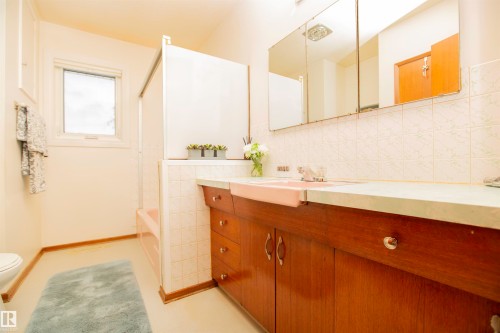 12827 109 Street, Edmonton, AB - Indoor Photo Showing Bathroom