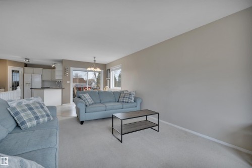 This inviting living space features light-colored carpeting and walls, offering a bright and neutral canvas - 5 Parkview Crescent, Calmar, AB - Indoor Photo Showing Living Room