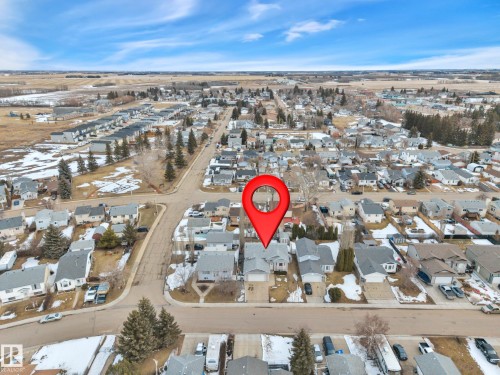 Aerial view of the property and the surrounding neighborhood, featuring residential streets and homes with driveways - 5 Parkview Crescent, Calmar, AB - Outdoor With View