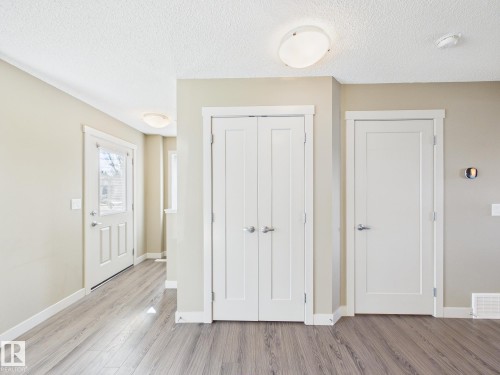 32 2121 Haddow Drive, Edmonton, AB - Indoor Photo Showing Other Room