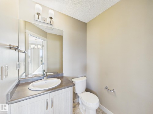 32 2121 Haddow Drive, Edmonton, AB - Indoor Photo Showing Bathroom