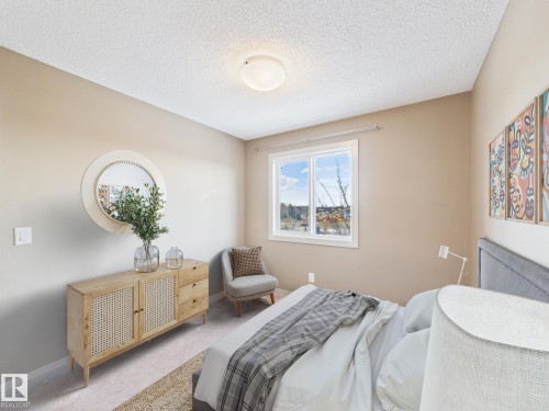 32 2121 Haddow Drive, Edmonton, AB - Indoor Photo Showing Bedroom
