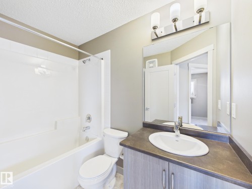 32 2121 Haddow Drive, Edmonton, AB - Indoor Photo Showing Bathroom