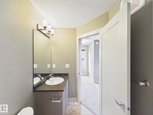 32 2121 Haddow Drive, Edmonton, AB - Indoor Photo Showing Bathroom