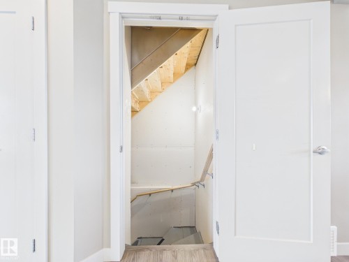32 2121 Haddow Drive, Edmonton, AB - Indoor Photo Showing Other Room