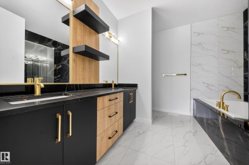 115 28 Street, Edmonton, AB - Indoor Photo Showing Bathroom