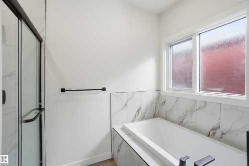 3320 Chickadee Drive, Edmonton, AB - Indoor Photo Showing Bathroom