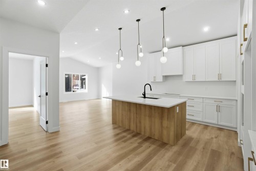 3320 Chickadee Drive, Edmonton, AB - Indoor Photo Showing Kitchen With Upgraded Kitchen