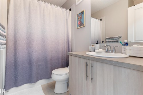 1227 Chappelle Boulevard, Edmonton, AB - Indoor Photo Showing Bathroom