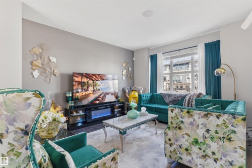 1227 Chappelle Boulevard, Edmonton, AB - Indoor Photo Showing Living Room