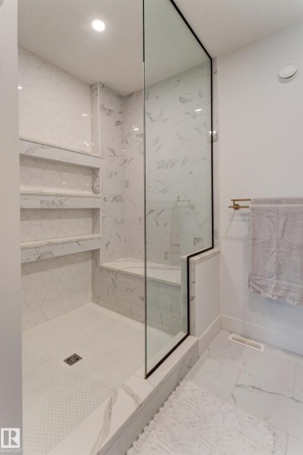 14717 92 Avenue, Edmonton, AB - Indoor Photo Showing Bathroom