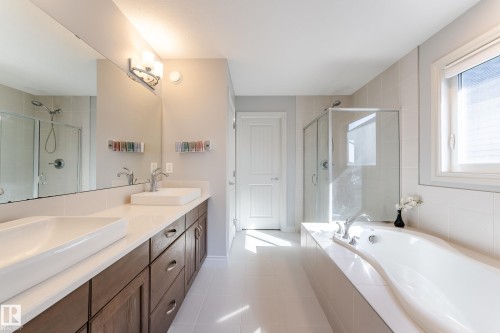 15907 18 Avenue, Edmonton, AB - Indoor Photo Showing Bathroom