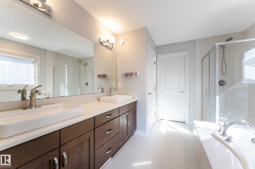 15907 18 Avenue, Edmonton, AB - Indoor Photo Showing Bathroom