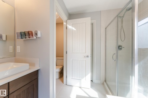 15907 18 Avenue, Edmonton, AB - Indoor Photo Showing Bathroom