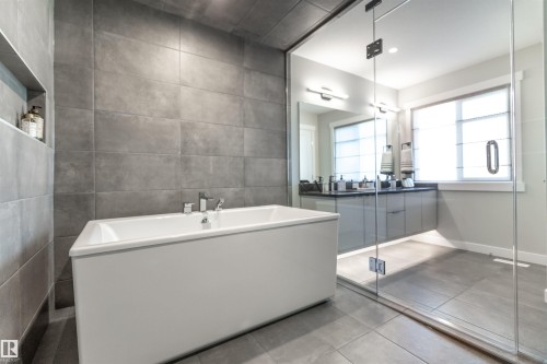 15807 30 Avenue, Edmonton, AB - Indoor Photo Showing Bathroom