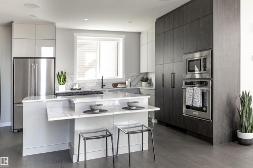 15807 30 Avenue, Edmonton, AB - Indoor Photo Showing Kitchen With Upgraded Kitchen