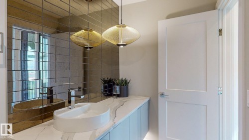 15807 30 Avenue, Edmonton, AB - Indoor Photo Showing Bathroom