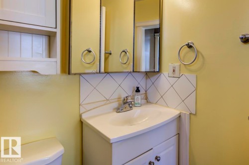 6015 106 Street, Edmonton, AB - Indoor Photo Showing Bathroom