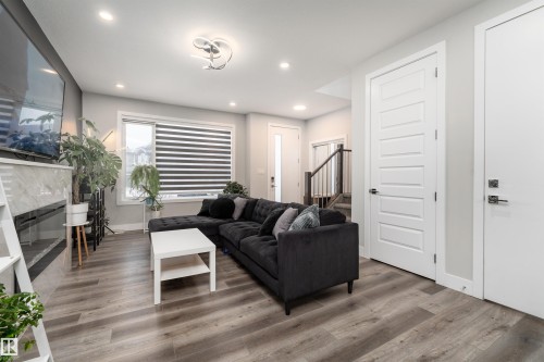 9338 Pear Link, Edmonton, AB - Indoor Photo Showing Living Room