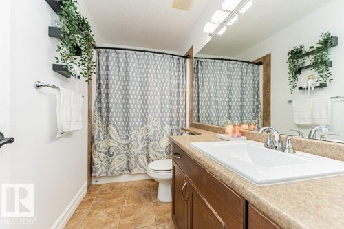 17 Cranberry Bend, Fort Saskatchewan, AB - Indoor Photo Showing Bathroom