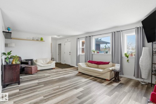 12340 St Albert Trail, Edmonton, AB - Indoor Photo Showing Living Room