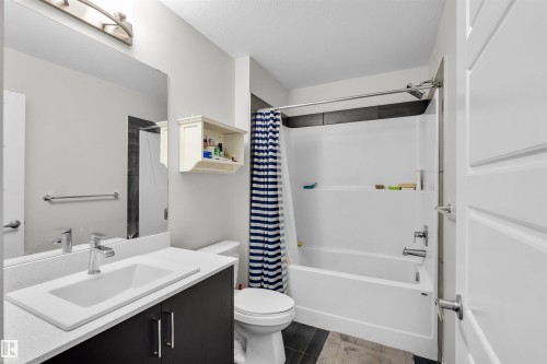 1727 Plum Crescent, Edmonton, AB - Indoor Photo Showing Bathroom