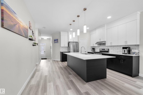 1727 Plum Crescent, Edmonton, AB - Indoor Photo Showing Kitchen With Upgraded Kitchen