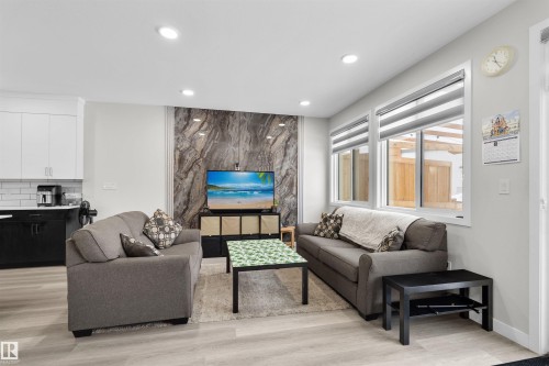 1727 Plum Crescent, Edmonton, AB - Indoor Photo Showing Living Room