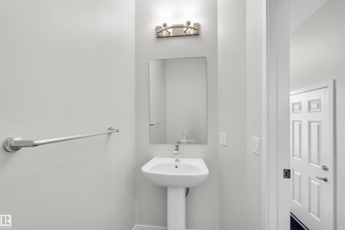 1727 Plum Crescent, Edmonton, AB - Indoor Photo Showing Bathroom