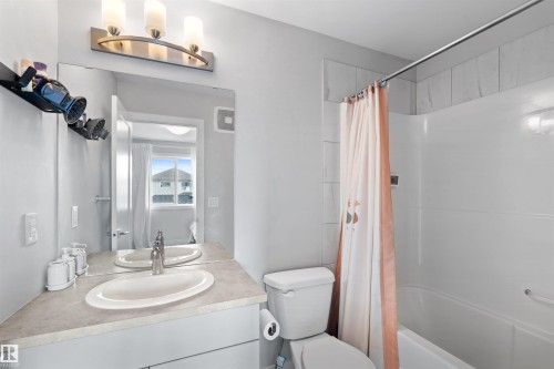 545 Chappelle Drive, Edmonton, AB - Indoor Photo Showing Bathroom