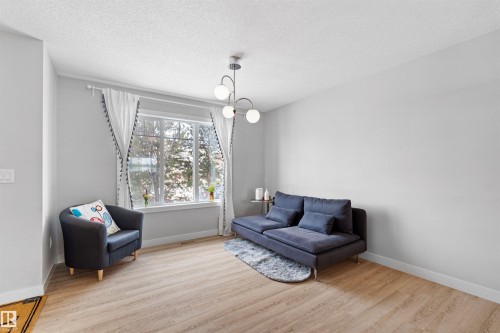 545 Chappelle Drive, Edmonton, AB - Indoor Photo Showing Living Room