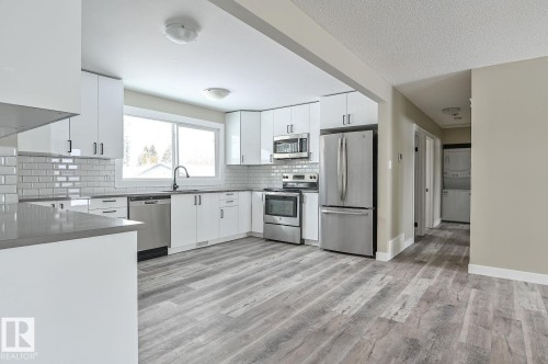 4 Eagle Drive, Sherwood Park, AB - Indoor Photo Showing Kitchen With Upgraded Kitchen