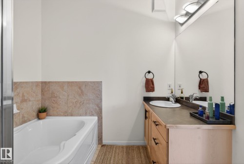 420 10407 122 Street, Edmonton, AB - Indoor Photo Showing Bathroom
