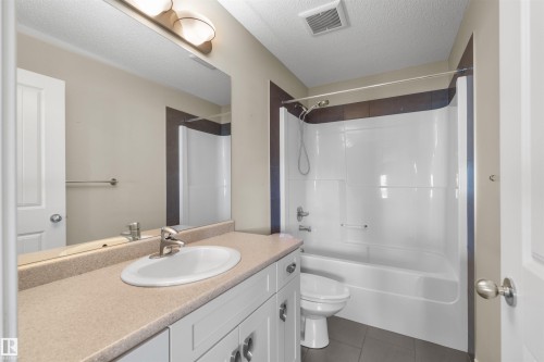 805 Armitage Wynd, Edmonton, AB - Indoor Photo Showing Bathroom