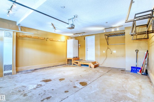 805 Armitage Wynd, Edmonton, AB - Indoor Photo Showing Garage