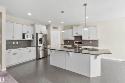 805 Armitage Wynd, Edmonton, AB - Indoor Photo Showing Kitchen With Double Sink With Upgraded Kitchen
