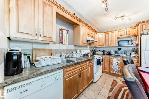 203 11827 105 Street, Edmonton, AB - Indoor Photo Showing Kitchen