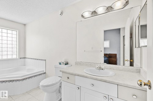 2 Creekside Way, Spruce Grove, AB - Indoor Photo Showing Bathroom