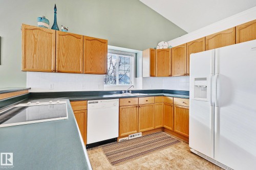 2 Creekside Way, Spruce Grove, AB - Indoor Photo Showing Kitchen