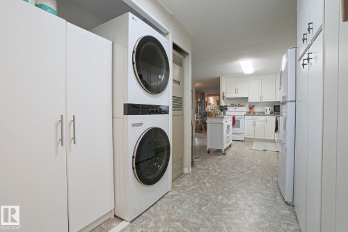 43 Maple Ridge Drive, Edmonton, AB - Indoor Photo Showing Laundry Room