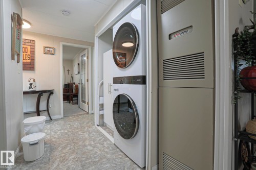 43 Maple Ridge Drive, Edmonton, AB - Indoor Photo Showing Laundry Room