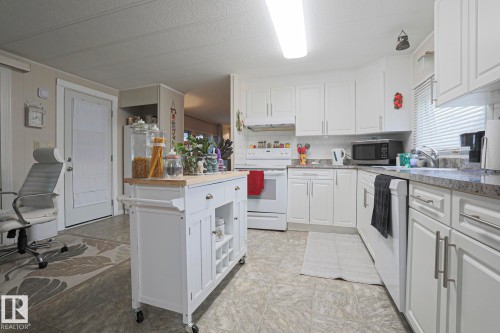 43 Maple Ridge Drive, Edmonton, AB - Indoor Photo Showing Kitchen