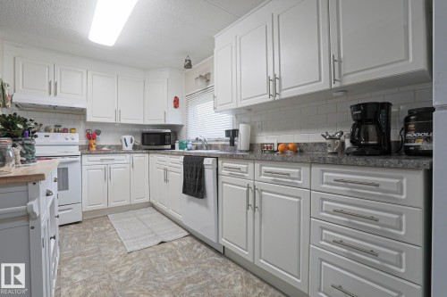 43 Maple Ridge Drive, Edmonton, AB - Indoor Photo Showing Kitchen